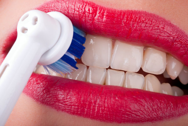 Регулярная чистка зубов.